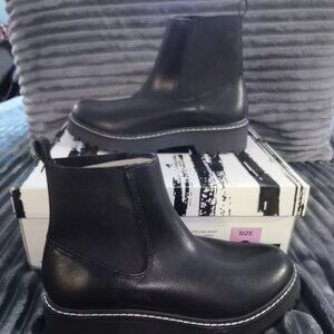 NIB Dolce Vita Chelsea Boot Style Labera Size 6